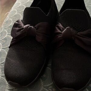 Skechers Black Knit Sneakers with Bow Accent size 5 like new